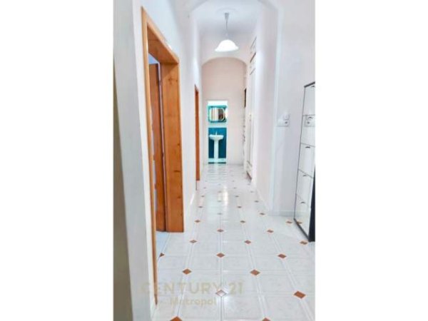 Tirane, jepet me qera apartament 2+1+A Kati 4, 75 m² 470 Euro (Shallvaret)