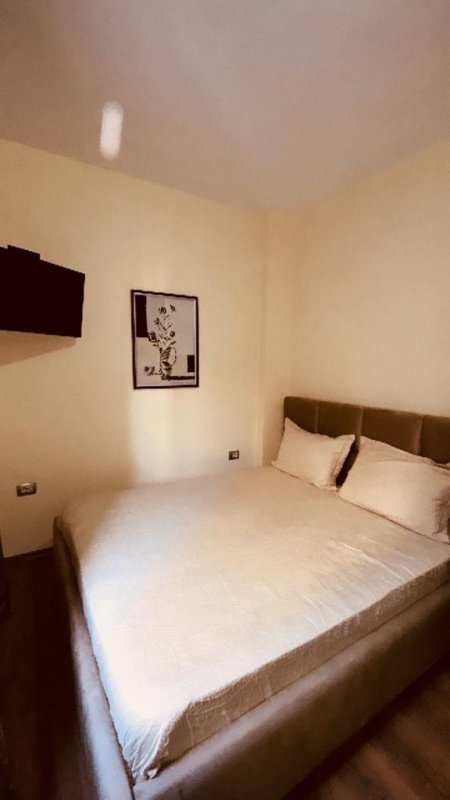 Tirane, jepet me qera garsonier Kati 3, 30 m² 300 Euro (rruga budi mbrapa ambasades amerikane)