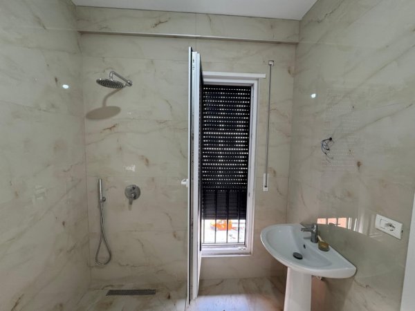 Tirane, jepet me qera apartament 1+1 Kati 3, 650 €