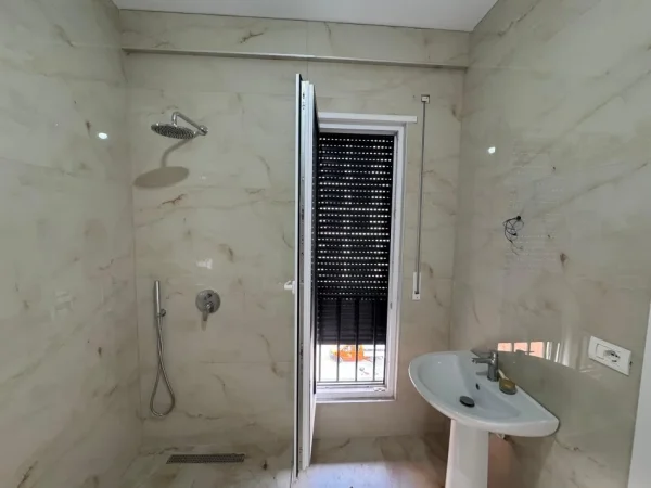 Tirane, jepet me qera apartament 1+1 Kati 3, 650 €