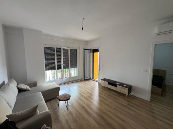 Tirane, jepet me qera apartament 1+1 Kati 3, 650 €