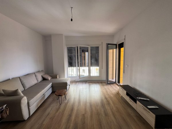 Tirane, jepet me qera apartament 1+1 Kati 3, 650 €