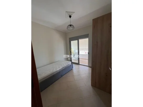 Tirane, jepet me qera apartament 3+1 Kati 5, 90 m² 550 € (fresku)
