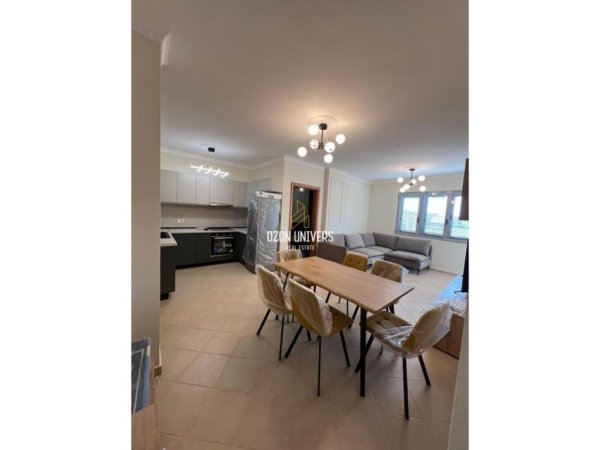 Tirane, jepet me qera apartament 3+1 Kati 5, 90 m² 550 € (fresku)