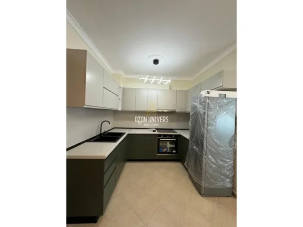 Tirane, jepet me qera apartament 3+1 Kati 5, 90 m² 550 € (fresku)