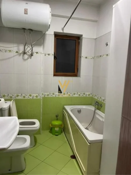 Tirane, jepet me qera apartament 3+1+Ballkon Kati 3, 158 m² 650 € (FABRIKA E MIELLIT)