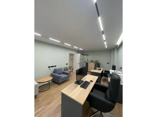 Tirane, jepet me qera zyre Kati 4, 102 m² 1.000 € (LIQENI I THATE)