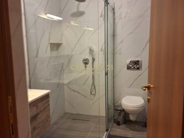 Tirane, jepet me qera apartament 2+1 Kati 5, 105 m² 900 € 