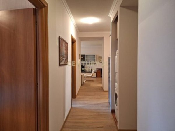 Tirane, jepet me qera apartament 2+1 Kati 5, 105 m² 900 € 