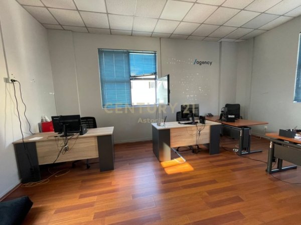 Tirane, jepet me qera zyre Kati 3, 50 m² 570 € 
