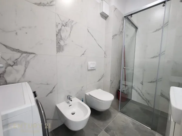 Tirane, jepet me qera apartament 2+1 Kati 5, 102 m² 900 € (prane Ring Center)