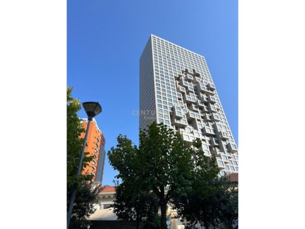 Tirane, jepet me qera zyre Kati 4, 50 m² 700 € (Prane Piramides)