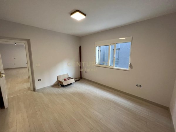 Tirane, jepet me qera zyre Kati 4, 50 m² 700 € (Prane Piramides)