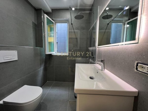 Tirane, jepet me qera zyre Kati 4, 50 m² 700 € (Prane Piramides)