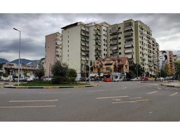 Tirane, jepet me qera dyqan Kati 0, 70 m² 800 € (Komuna e Parisit)