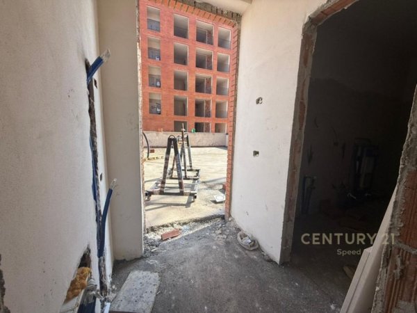 Tirane, jepet me qera magazine Kati 2, 4.000 m² 5.000 € 