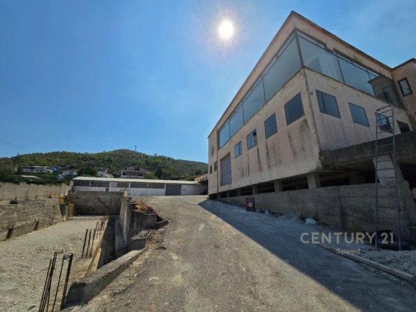 Tirane, jepet me qera magazine Kati 2, 4.000 m² 5.000 € 