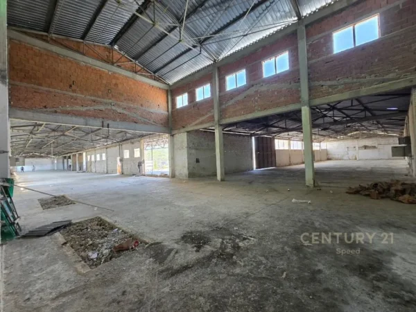 Tirane, jepet me qera magazine Kati 2, 4.000 m² 5.000 € 