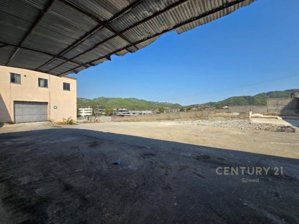 Tirane, jepet me qera magazine Kati 2, 4.000 m² 5.000 € 