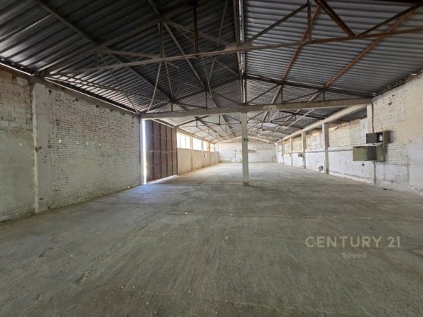 Tirane, jepet me qera magazine Kati 2, 4.000 m² 5.000 € 