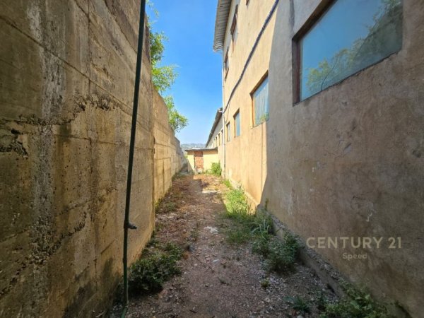 Tirane, jepet me qera magazine Kati 2, 4.000 m² 5.000 € 