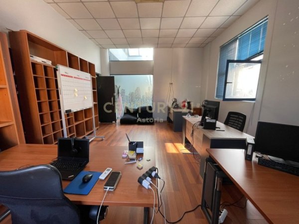 Tirane, jepet me qera zyre Kati 3, 50 m² 500 € (Sheshi Wilson)