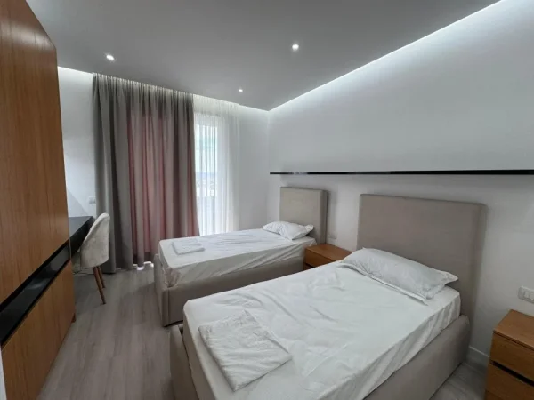 Tirane, jepet me qera apartament 2+1 Kati 5, 550 € 