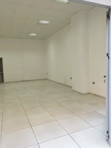 Tirane, jepet me qera dyqan Kati 1, 55 m² 500 € (Besim Alla)