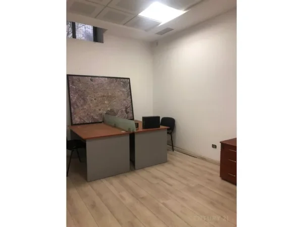 Tirane, jepet me qera zyre Kati 1, 200 m² 1.500 € (Kodra e Diellit)