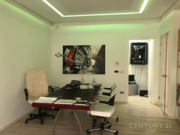 Tirane, jepet me qera zyre Kati 1, 200 m² 1.500 € (Kodra e Diellit)