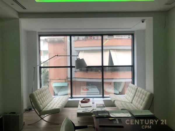 Tirane, jepet me qera zyre Kati 1, 200 m² 1.500 € (Kodra e Diellit)