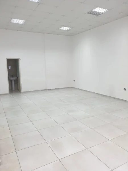 Tirane, jepet me qera dyqan Kati 1, 55 m² 500 € (Besim Alla)