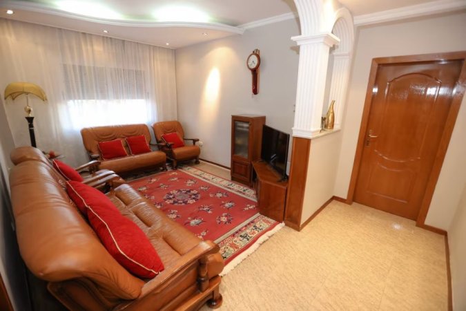 Tirane, jepet me qera apartament 2+1 Kati 5, 100 m² 700 € (Myslym Shyri)