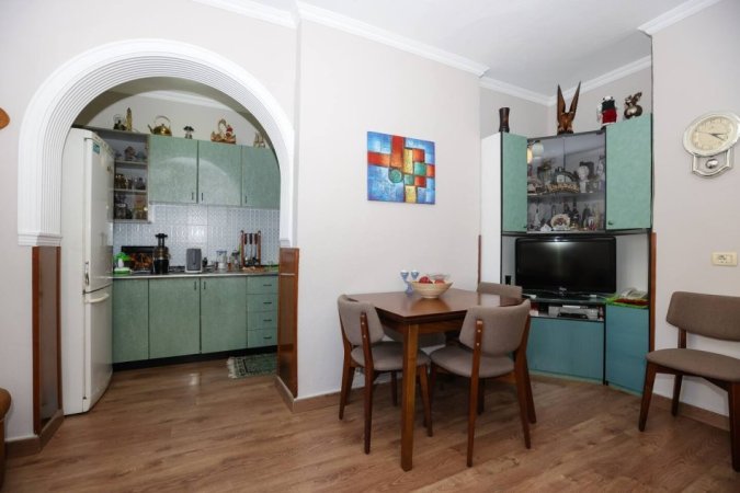 Tirane, jepet me qera apartament 2+1 Kati 5, 100 m² 700 € (Myslym Shyri)