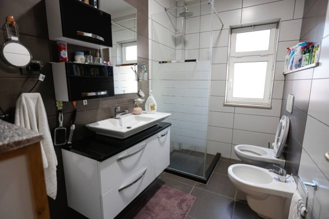 Tirane, jepet me qera apartament 2+1 Kati 5, 100 m² 700 € (Myslym Shyri)