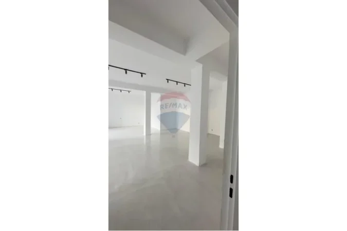 Tirane, jepet me qera ambjent biznesi , 100 m² 1.000 € (Rruga e Bogdanëve)