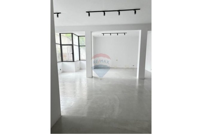 Tirane, jepet me qera ambjent biznesi , 100 m² 1.000 € (Rruga e Bogdanëve)