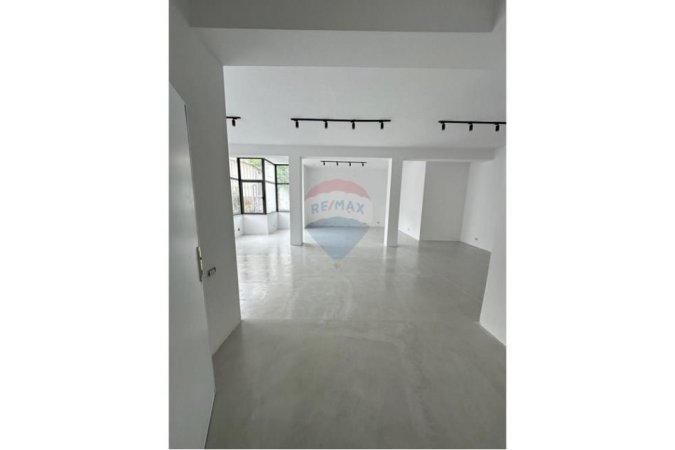Tirane, jepet me qera ambjent biznesi , 100 m² 1.000 € (Rruga e Bogdanëve)
