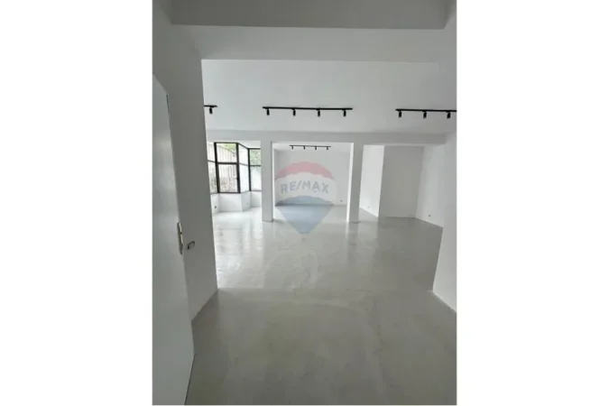 Tirane, jepet me qera ambjent biznesi , 100 m² 1.000 € (Rruga e Bogdanëve)