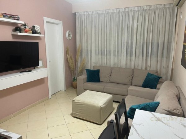 Tirane, jepet me qera apartament 2+1 Kati 2, 55 m² 600 € (Rruga e Bogdaneve, pranë Qendrës)