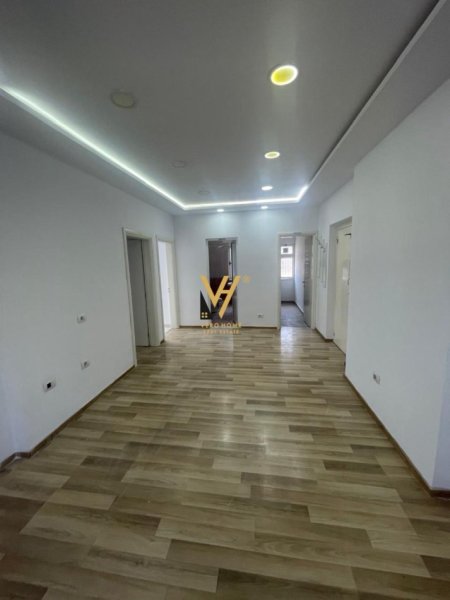Tirane, jepet me qera apartament 1+1+Ballkon Kati 4, 70 m² 700 € (LIBRI UNIVERSITAR)