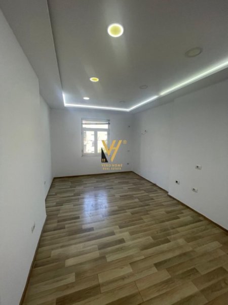 Tirane, jepet me qera apartament 1+1+Ballkon Kati 4, 70 m² 700 € (LIBRI UNIVERSITAR)