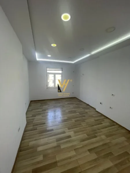 Tirane, jepet me qera apartament 1+1+Ballkon Kati 4, 70 m² 700 € (LIBRI UNIVERSITAR)