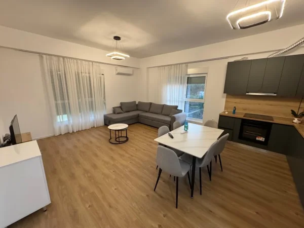 Tirane, jepet me qera apartament 2+1 Kati 5, 110 m² 550 € (Rezidenca Kaimi)