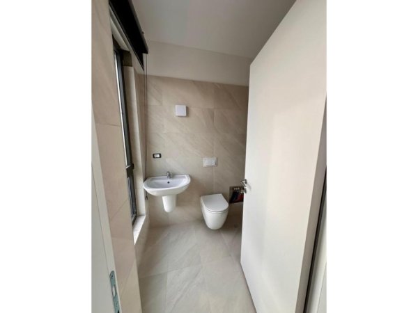 Tirane, jepet me qera zyre Kati 6, 360 m² 3.000 € (Bulevardi i Ri)