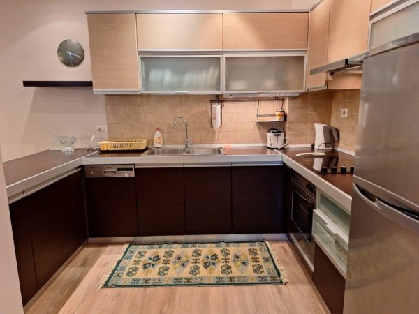 Tirane, jepet me qera apartament 2+1+2+Ballkon Kati 5, 100 m² 900 € (Bllok)