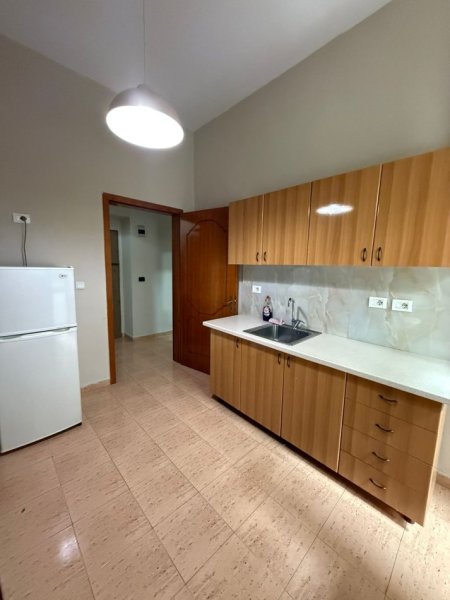Tirane, jepet me qera apartament 1+1+Ballkon Kati 2, 70 m² 650 € (Sheshi Willson)