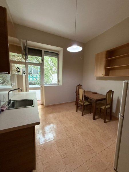 Tirane, jepet me qera apartament 1+1+Ballkon Kati 2, 70 m² 650 € (Sheshi Willson)