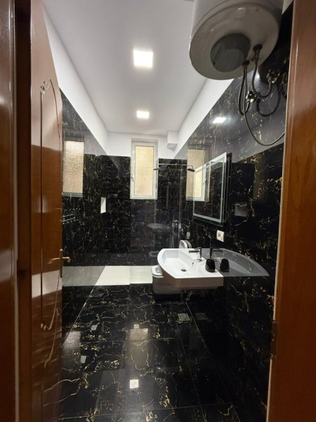 Tirane, jepet me qera apartament 1+1+Ballkon Kati 2, 70 m² 650 € (Sheshi Willson)