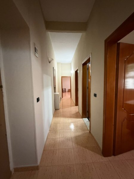 Tirane, jepet me qera apartament 1+1+Ballkon Kati 2, 70 m² 650 € (Sheshi Willson)